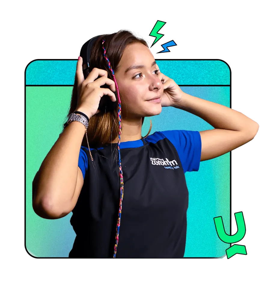 Aluna do Zerohum com fones de ouvido